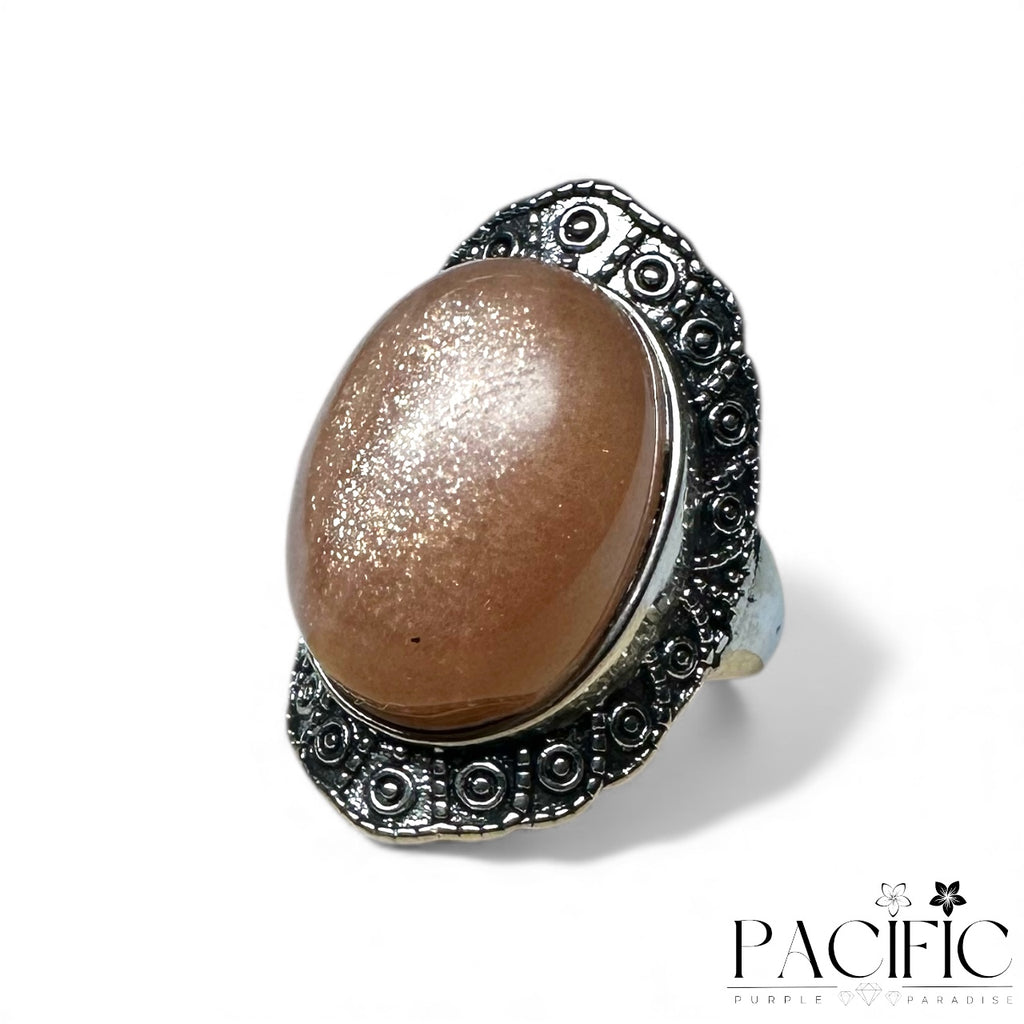 Bague pierre de lune pêche AAA montée sur argent 925, vue de profil, bague ajustable raffinée.