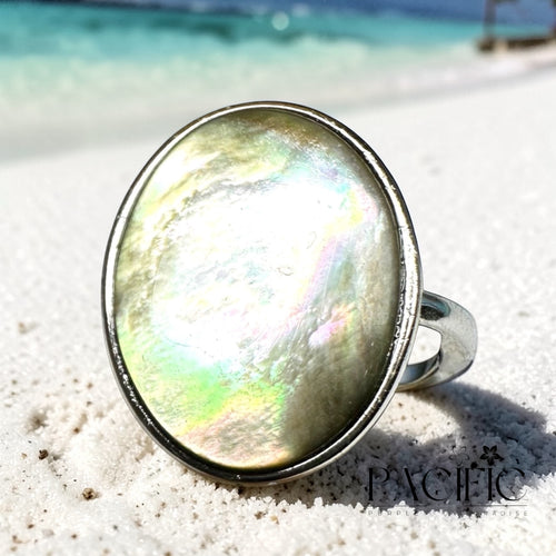 Détail de la bague Ormeau Sacré, coquille d’ormeau lumineuse et clarté d’esprit