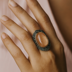 Pierre de lune pêche sertie, bague élégante et apaisante