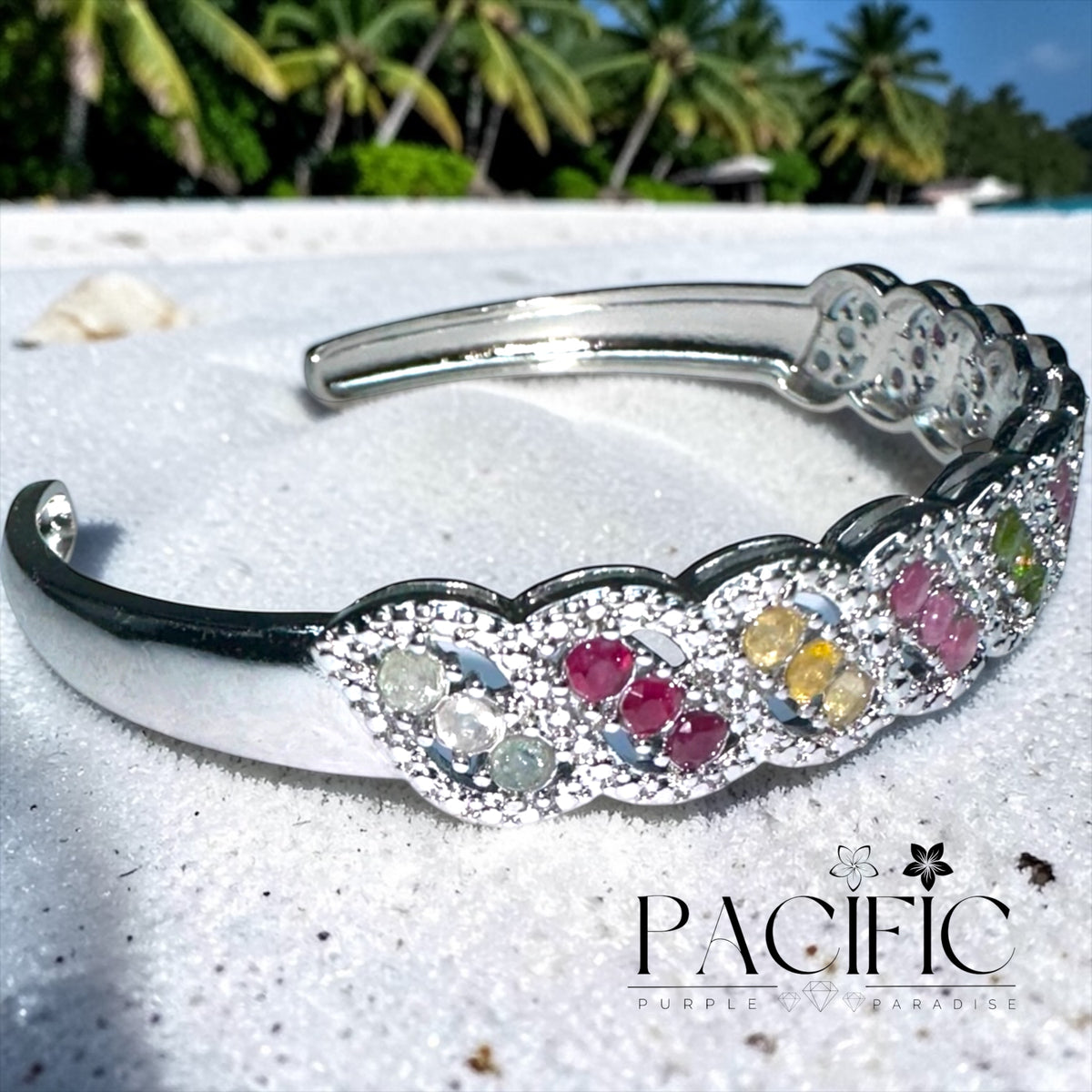 Bangle en Tourmaline Rainbow porté au poignet – rendu naturel, élégance et luminosité