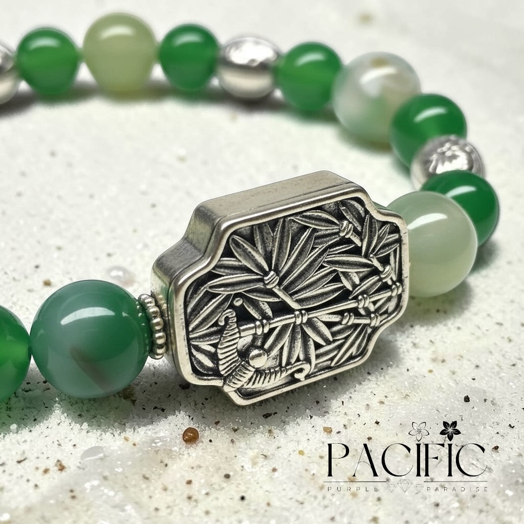 Détail des perles d’agate fleur de cerisier verte, éclat naturel et finesse du bracelet