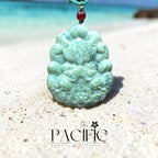 Collier en Jade Néphrite avec Kitsune en prière et 5 fleurs de cerisier gravée