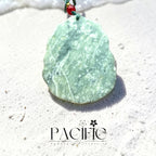 Collier en Jade Néphrite avec Kitsune en prière et 5 fleurs de cerisier gravée