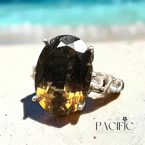 Bague de luxe Pacific Purple Paradise avec pierre précieuse ovale fumée et détails scintillants sur anneau argenté