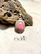 Pendentif cachette en rhodonite naturelle favorisant l'apaisement émotionnel, la guérison du cœur et la confiance en soi