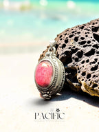 Pendentif cachette en rhodonite naturelle associé à l'équilibre émotionnel, au pardon et à l'amour de soi